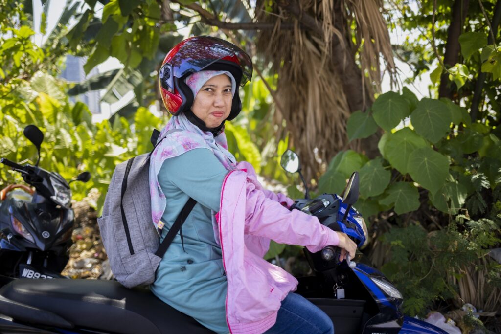 摩托车上戴头巾的女人