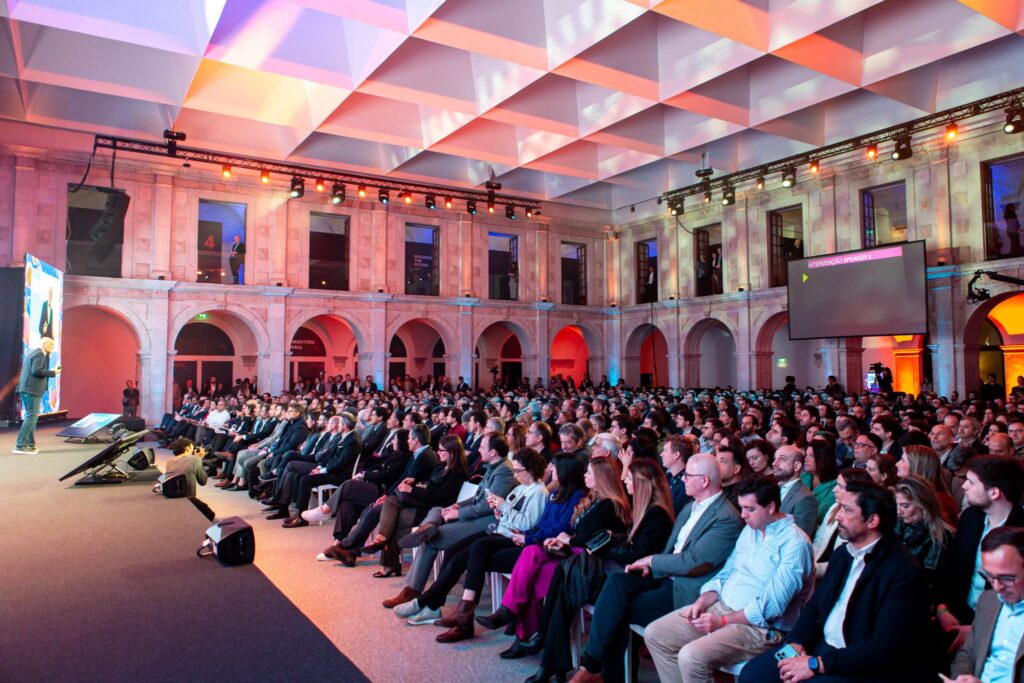 Picture of a seated crowd at an event, Building the Future, held in Lisbon