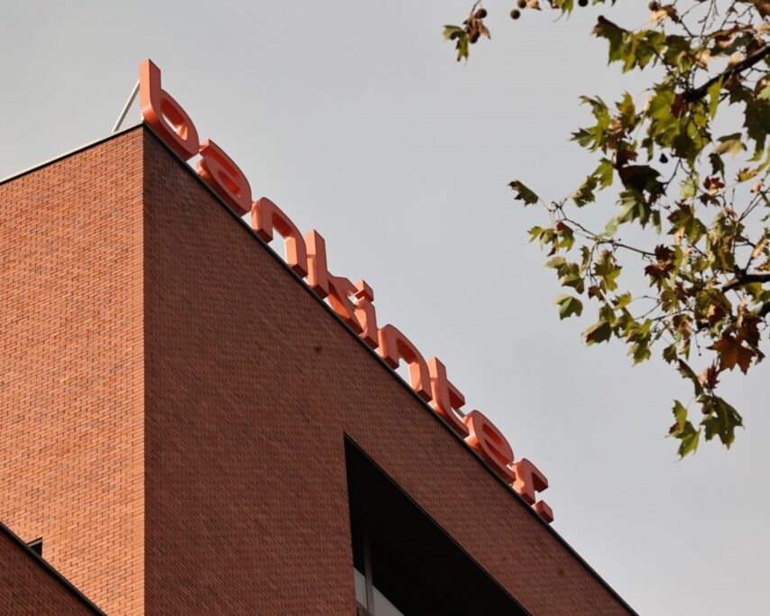 Edificio de Bankinter con el logo sobre su tejado