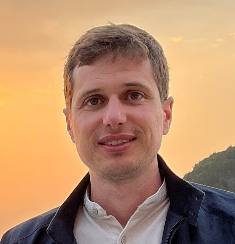 Retrato de Javier Álvarez-Valle al aire libre durante el atardecer.