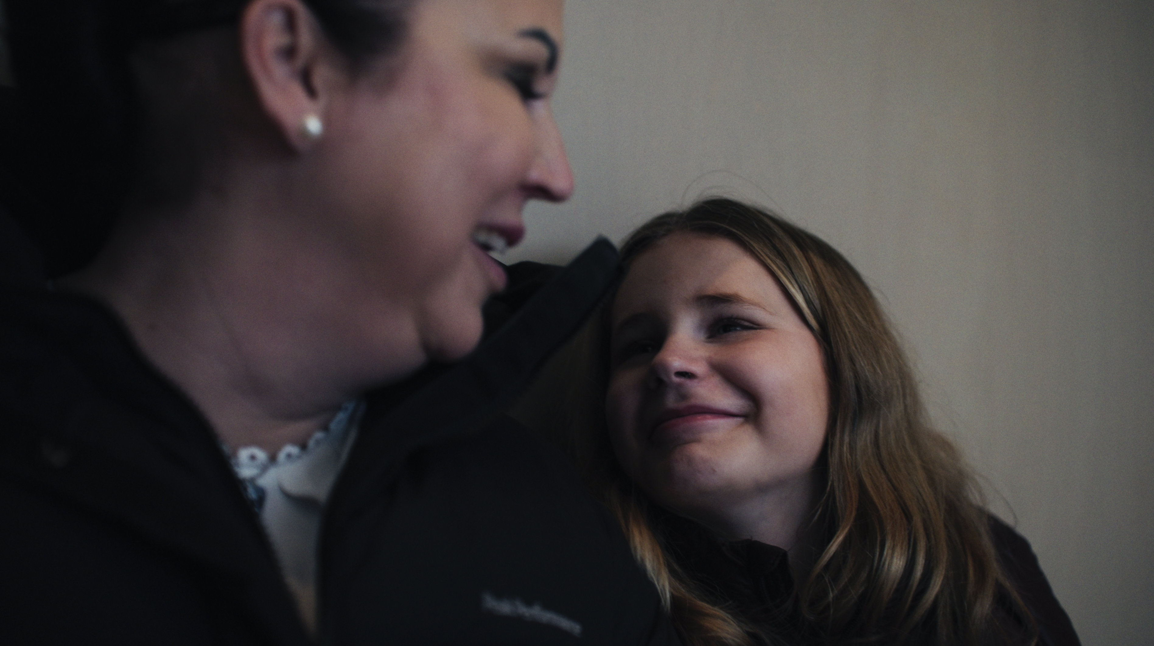 Äiti ja tytär katsovat toisiaan hymyillen.