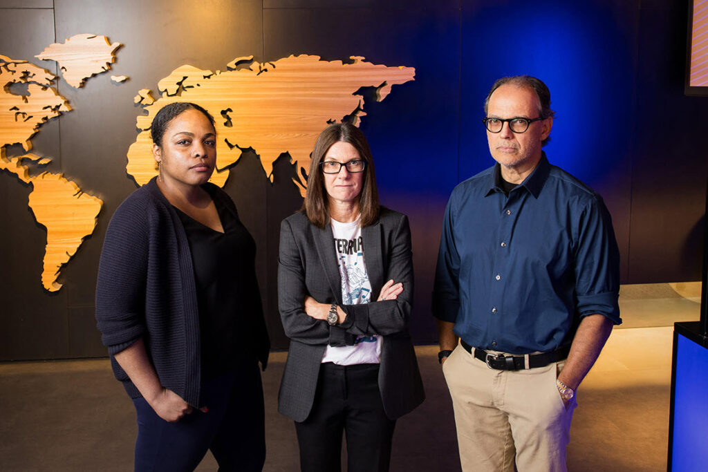 Mia Scavella-Little (izquierda), Amy Hogan-Burney (centro) y Richard Boscovich en el Microsoft Cybercrime Center, que alberga a DCU, en Redmond, Washington