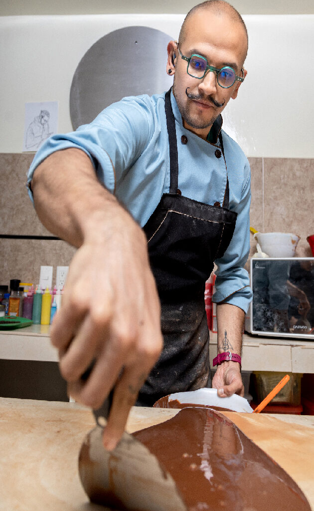 Azgard en una cocina trabajando con chocolate