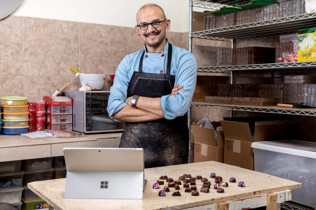 Azgard Aguilera posa frente a una Surface en una cocina