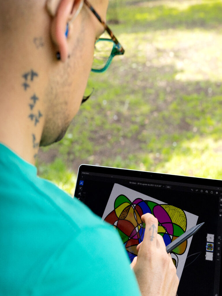 Azgard diseñando en un dispositivo Microsoft Surface