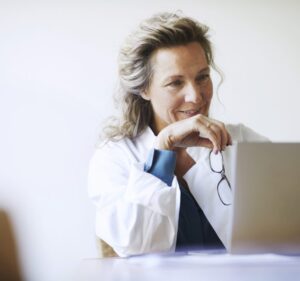 Trabajadora médica observa una laptop. Getty Images