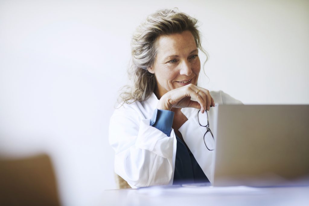 Trabajadora médica observa una laptop. Getty Images