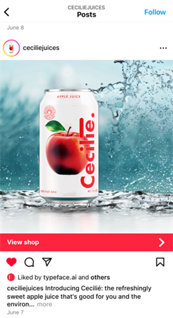Un post Instagram di esempio generato da Typeface AI mostra un cartone di succo di mela con spruzzi d'acqua sullo sfondo.