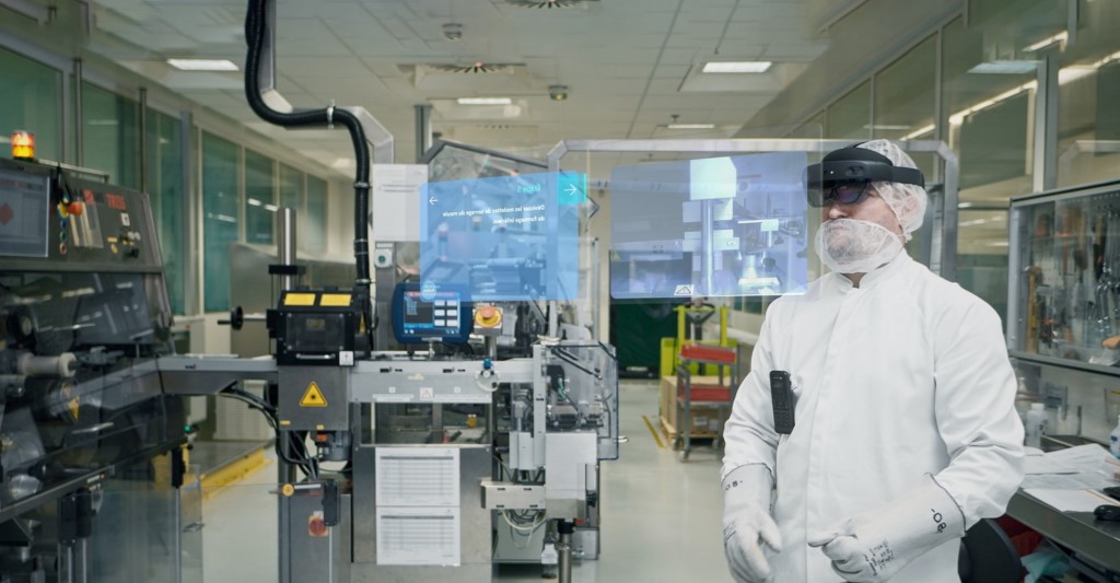 Trabajador de laboratorio que usa HoloLens 2