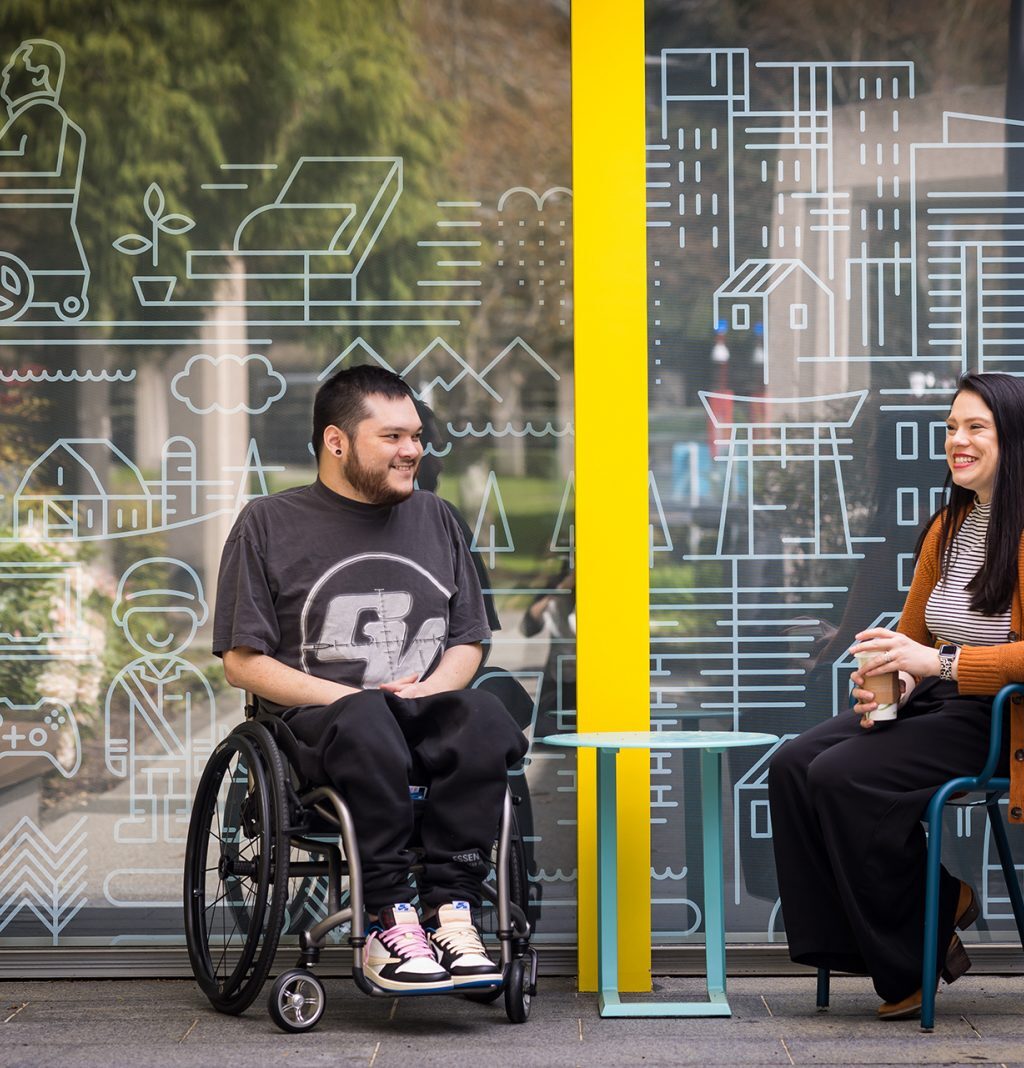 Dos personas con discapacidad en una sala exterior