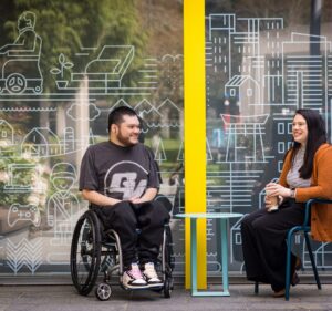Dos personas con discapacidad en una sala exterior