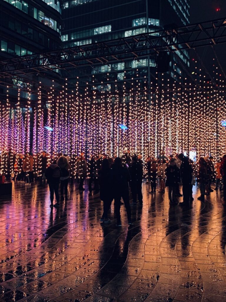 Grupos de personas se congregan en una plaza iluminada