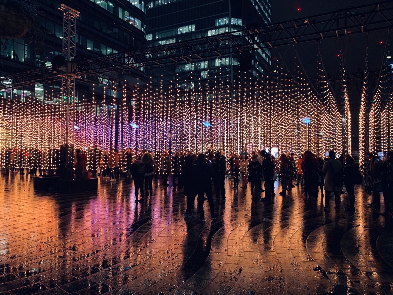 Imagem mostra pessoas em um ambiente com luzes de led