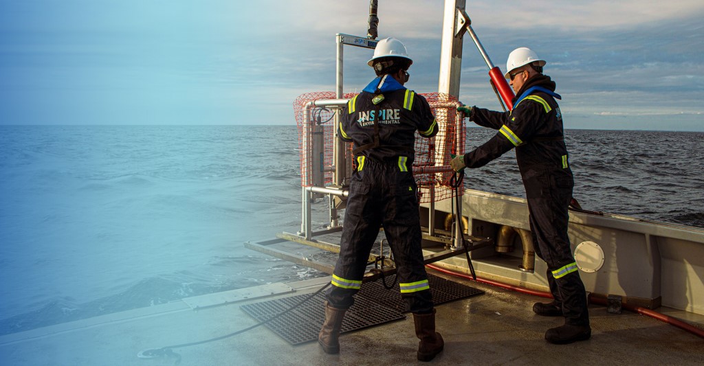 Dos trabajadores en una plataforma oceánica