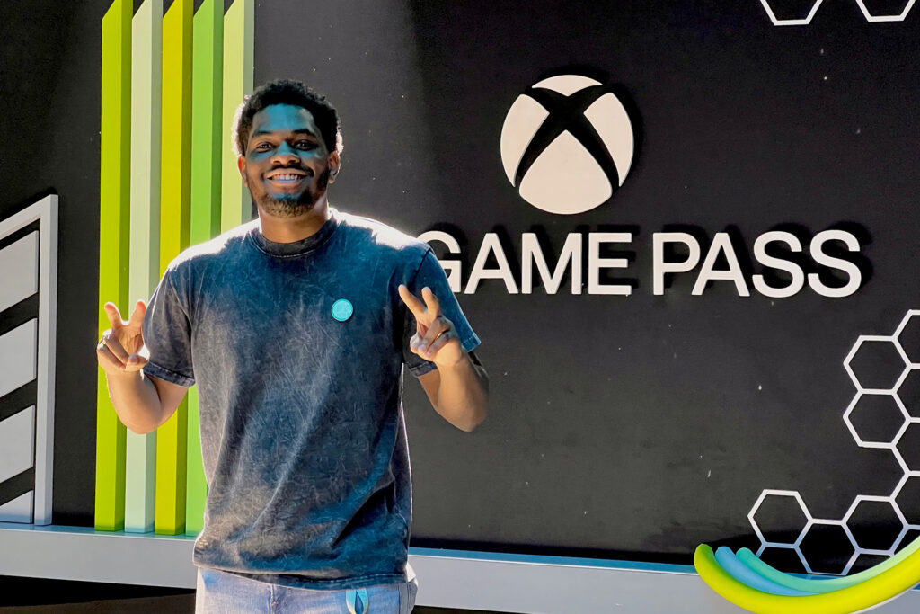 Omar Smith posa frente a una pared con el logo de Xbox