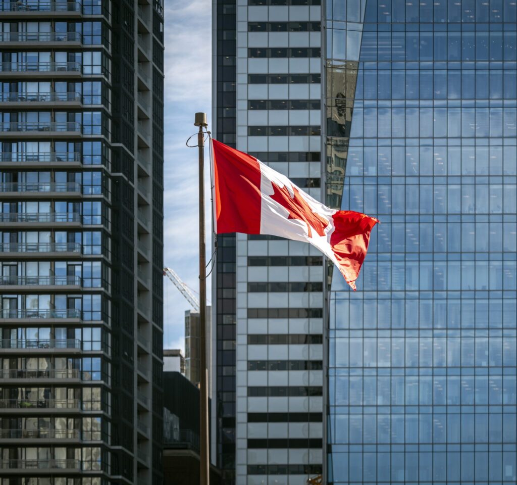 Bandera de Canadá entre edificios