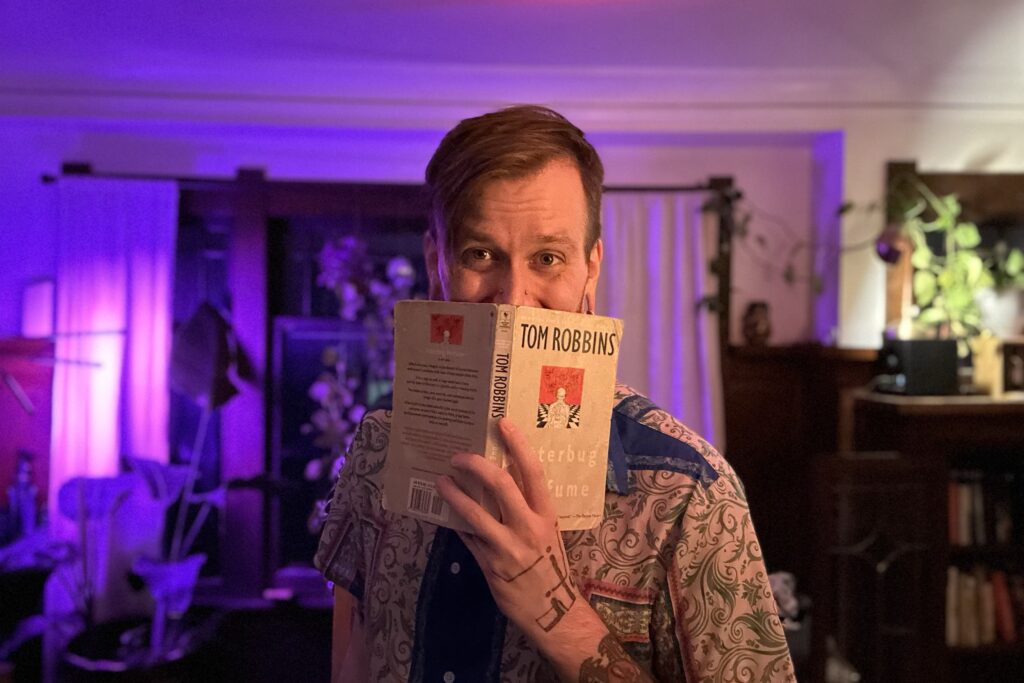 Un hombre sostiene un libro frente a su rostro