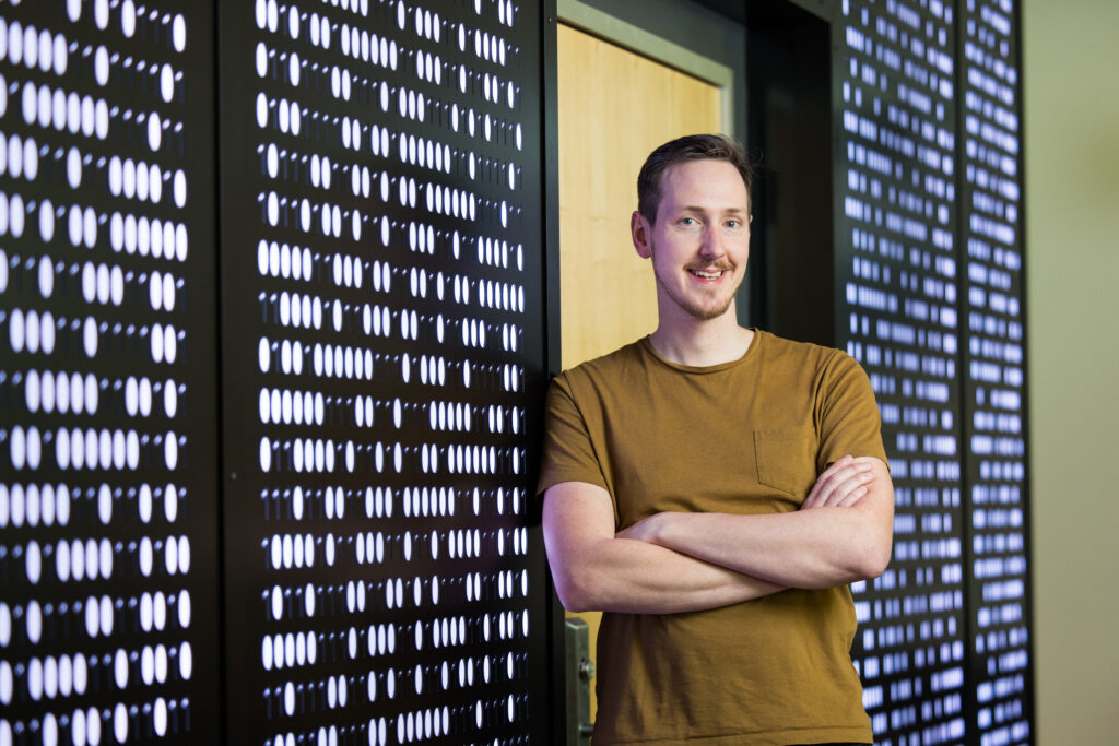 Sebastien Bubeck, vice-presidente de pesquisa generativa de IA da Microsoft, que liderou os esforços da empresa para desenvolver modelos de linguagem pequena mais capazes. (Foto de Dan DeLong para Microsoft)