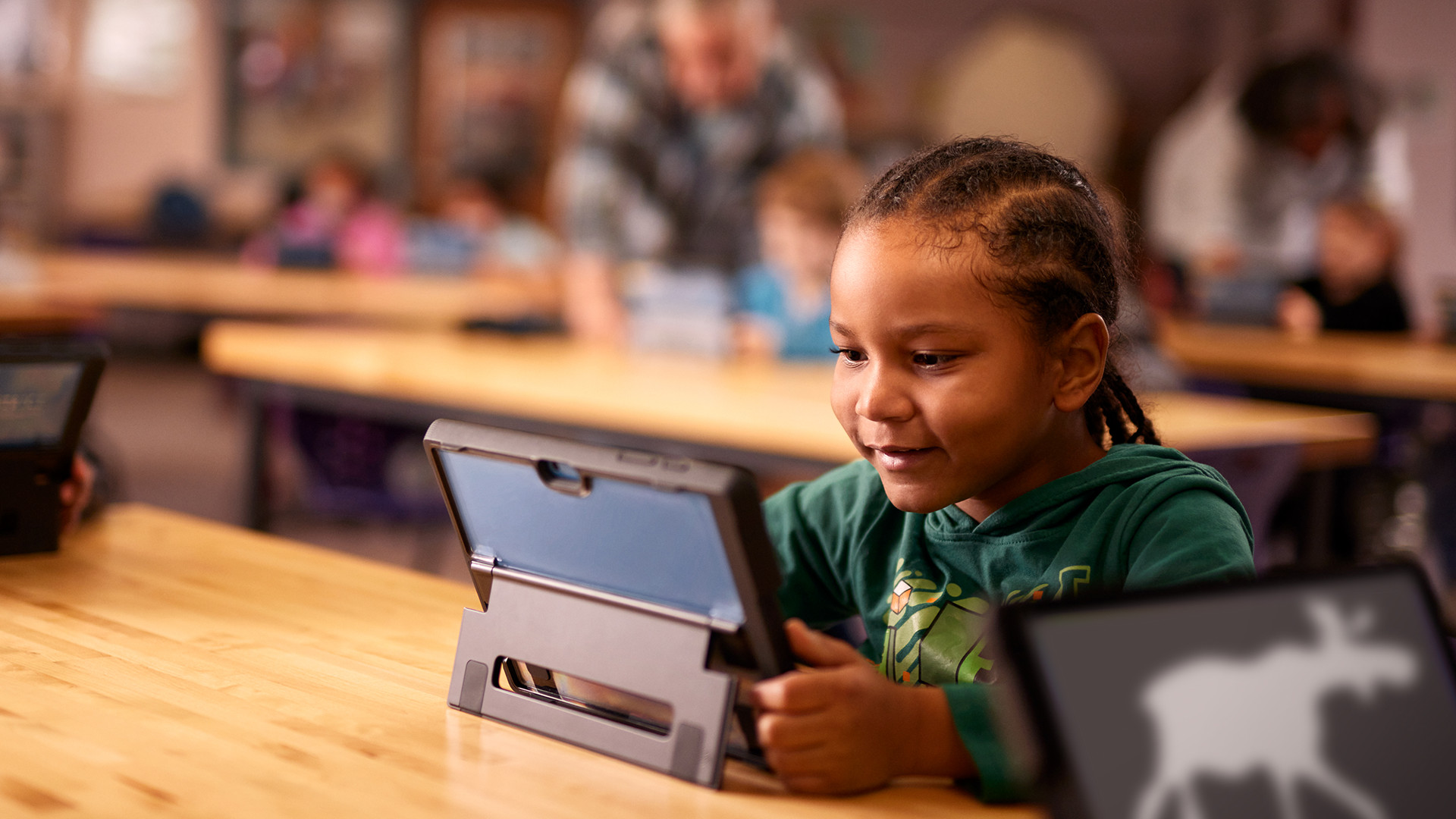 Un niño sostiene una tablet en un aula