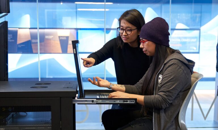Dos mujeres trabajan frente a una laptop