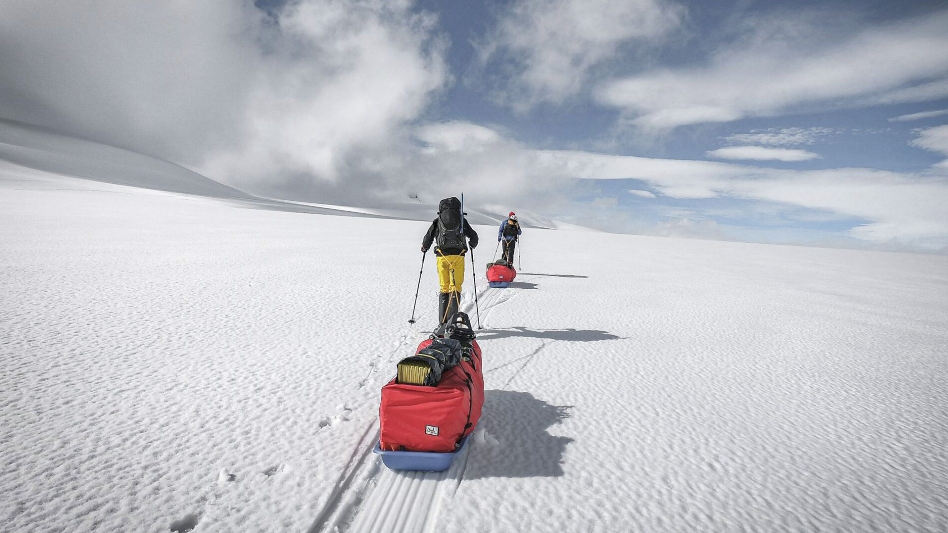 Personas caminan en un paisaje nevado
