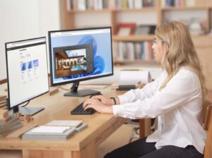 Mujer frente a una computadora