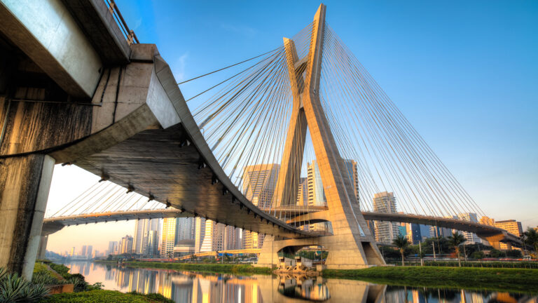 imagem de uma ponte sobre rio