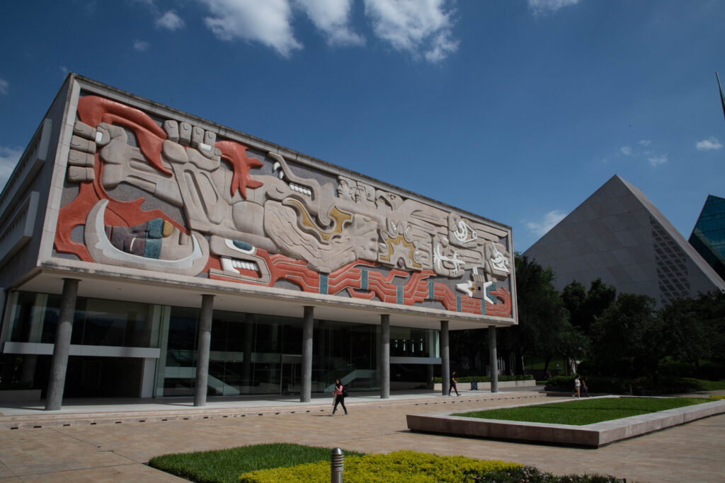 Fuera de la rectoría del Tec de Monterrey