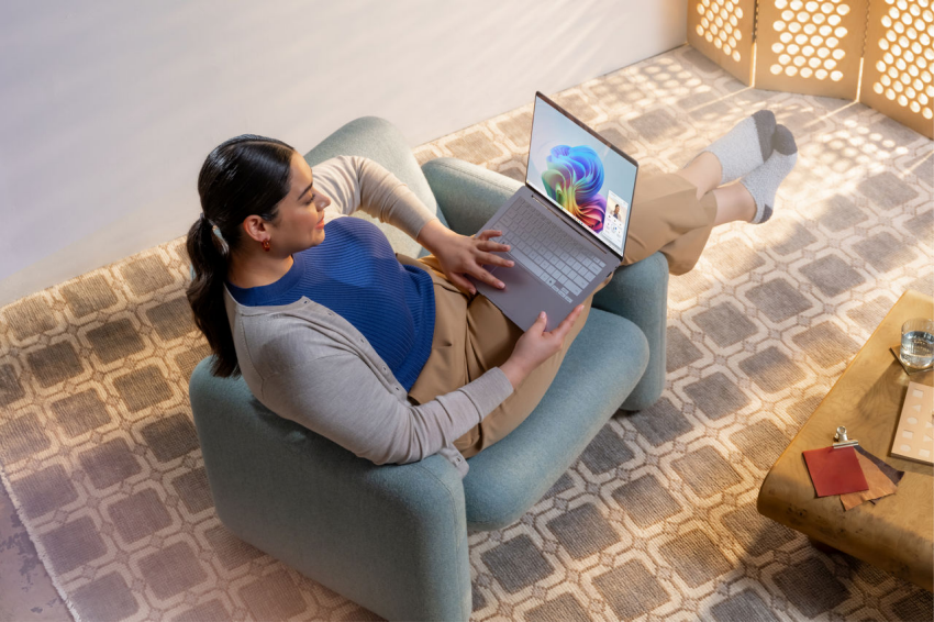 Una mujer en un sofá con una laptop