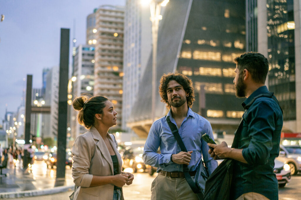 Três pessoas conversando na Avenida Paulista