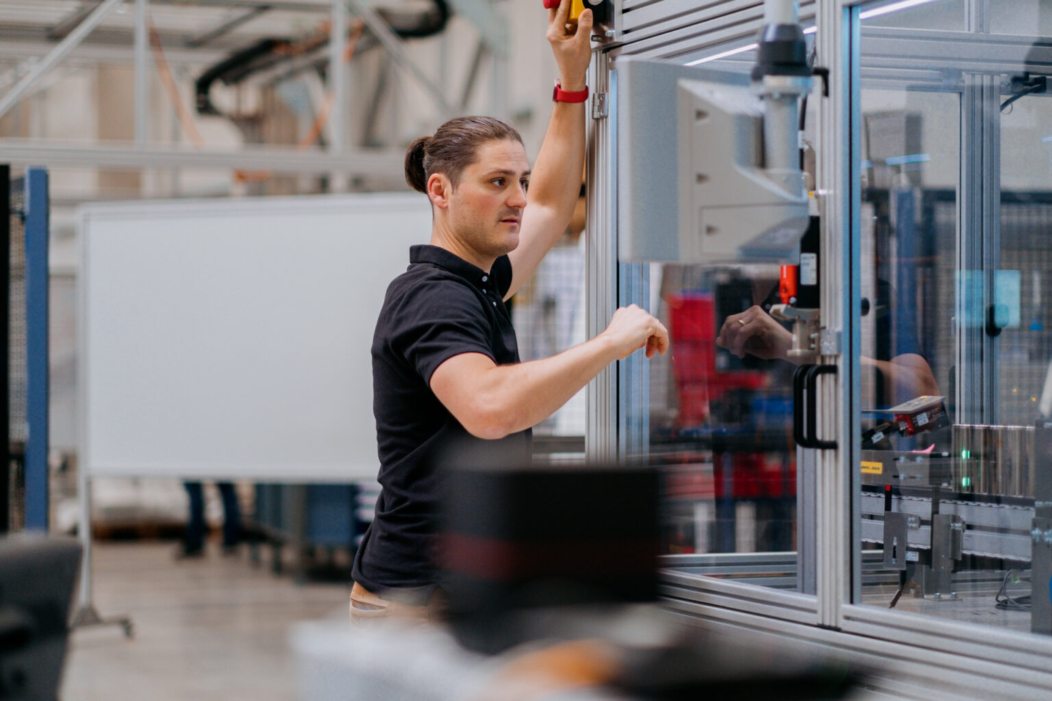 Marcus Schoenherr, ingeniero de thyssenkrupp, trabaja en la fábrica de Chemnitz, Alemania.