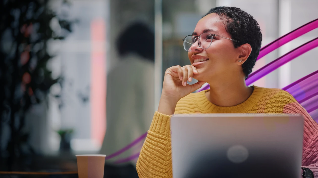 Una mujer trabaja con una laptop