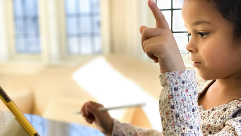 Una alumna interactúa con una tablet