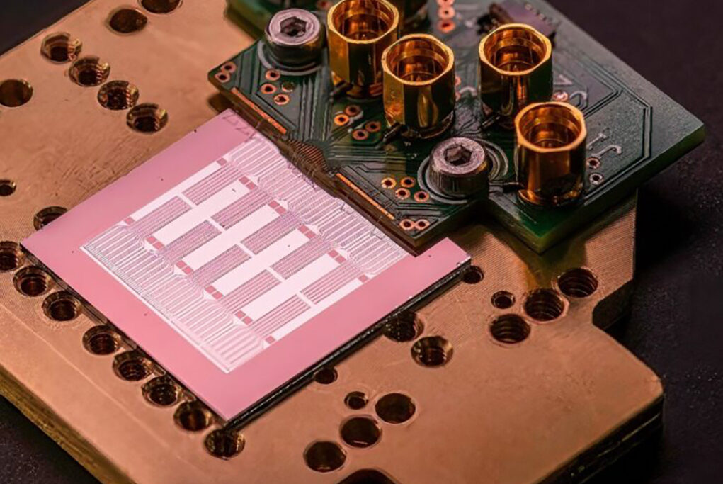 Photonically linked silicon spin qubits on a circuit board