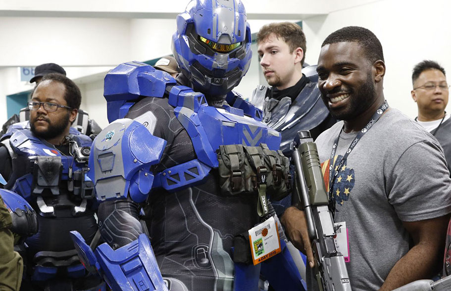 Halo cosplayer Jeremie Sloan with Halo 5: Guardians voice actor Iké Amadi (Locke)