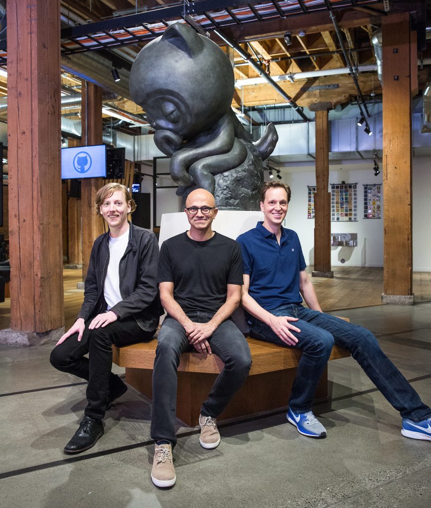 De izquierda a derecha: Chris Wanstrath, CEO y cofundador de Github; Satya Nadella, CEO de Microsoft; y Nat Friedman, vicepresidente corporativo de Microsoft, Servicios para Desarrolladores