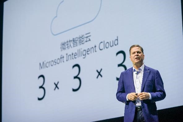 微软公司资深副总裁，大中华区董事长兼首席执行官柯睿杰展示微软智能云在中国市场的“3*3*3”优势
