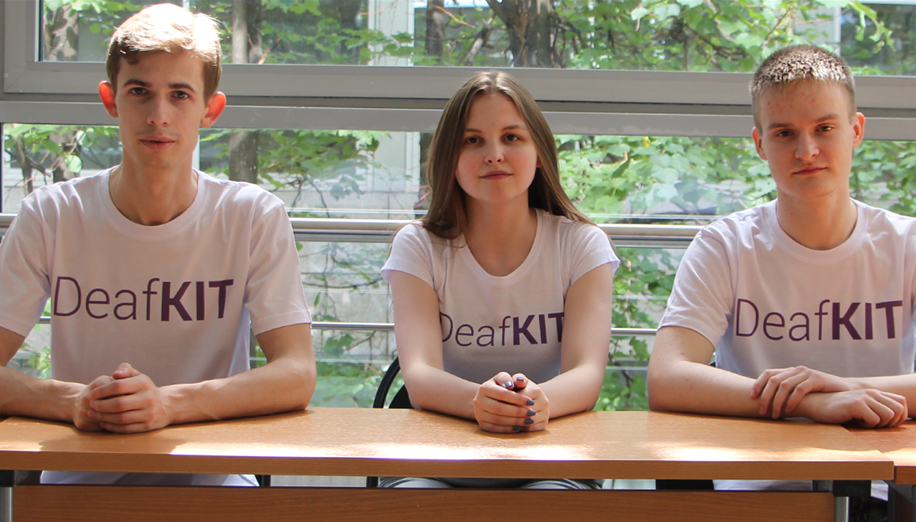 Два молодых человека и девушка - студенческая команда DeafKIT (Молдова)