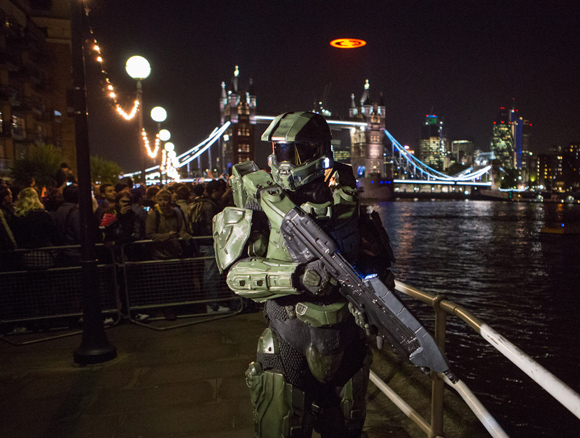 Master Chief Joins Fans by Tower Bridge in London