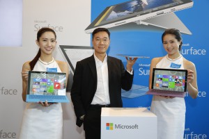 Horace Chow, general manager of Microsoft Hong Kong and models demonstrated the powerful features and capabilities of Surface Pro 3