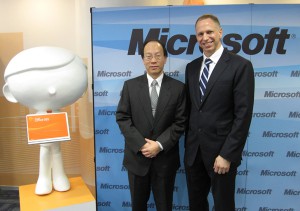 (由左至右) 英皇集團資訊科技總監蔡兆華及Microsoft Hong Kong Information Worker業務部主管David Hooper，分享Microsoft Office 365如何協助英皇集團節省成本，並提升公司的生產力。