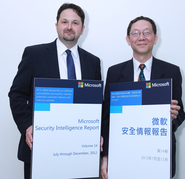 (左) Microsoft Trustworthy Computing總監Tim Rains 及 (右) 香港電腦保安事故協調中心經理古煒德公佈最新的網絡保安趨勢