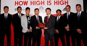 (Left four) Mr. Horace Chow, General Manager of Microsoft Hong Kong Limited presented the latest Windows 8 tablet – Surface Pro 2 to (right four) Mr. Steven Lo, Chairman of South China Football Management Committee.