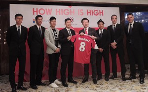 (Left four) Mr. Horace Chow, General Manager of Microsoft Hong Kong Limited presented Microsoft Windows 8 jersey to (right four) Mr. Steven Lo, Chairman of South China Football Management Committee