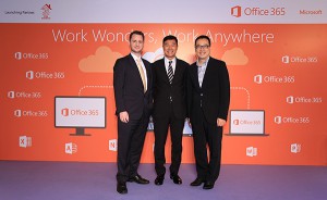 （由右至左）Microsoft Hong Kong總經理鄒作基及和記環球電訊消費市場總監何偉榮宣佈Microsoft與和記環球電訊建立新的夥伴關係
