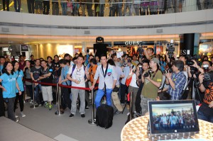 Over 100 citizens lined up at the Surface Pro First Sale Event. The first buyer began queuing at 4:30 am.