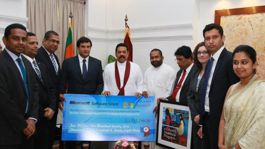 César Cernuda (fourth person from left), President of Microsoft Asia Pacific, presents the symbolic cheque for a software grant of more than US$2 million to His Excellency Mahinda Rajapaksa (fifth person from left), President of Sri Lanka.