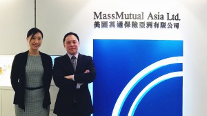 (左起) Microsoft Hong Kong數據產品市務經理余敏為及美國萬通亞洲資訊系統部高級副總裁鄭達釗。
