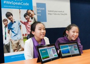 兩名中一參與學生展示於#WeSpeakCode編碼課堂上完成的編碼程式。