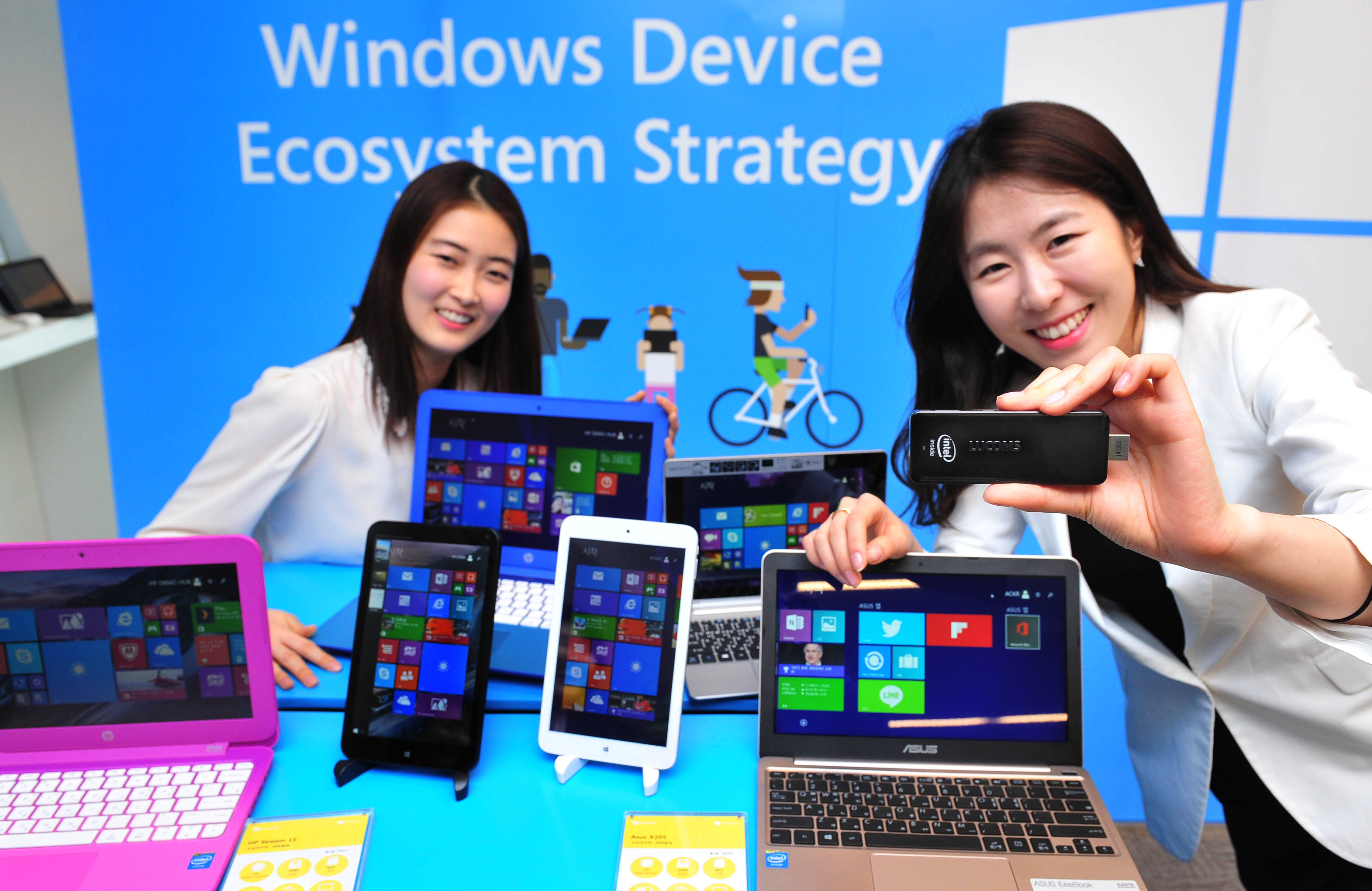 한국마이크로소프트 윈도우 디바이스 확산 전략 간담회 데모존에서 다양한 윈도우 디바이스 라인업을 소개하고 있다